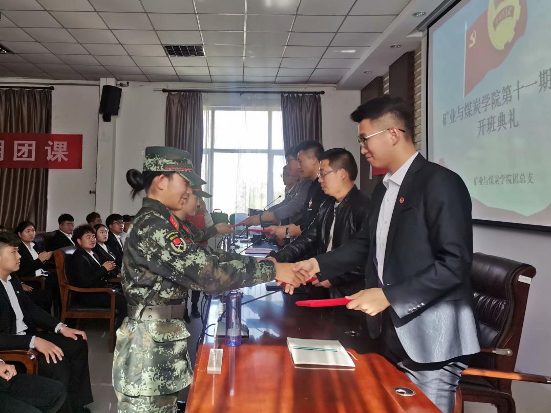 说明: 为教官颁发聘书